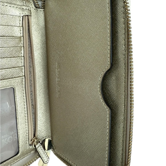 Michael Kors Jet Set Center
Stripe Wallet Vanilla MK Gold
Phone Wristlet - Picture 4 of 8